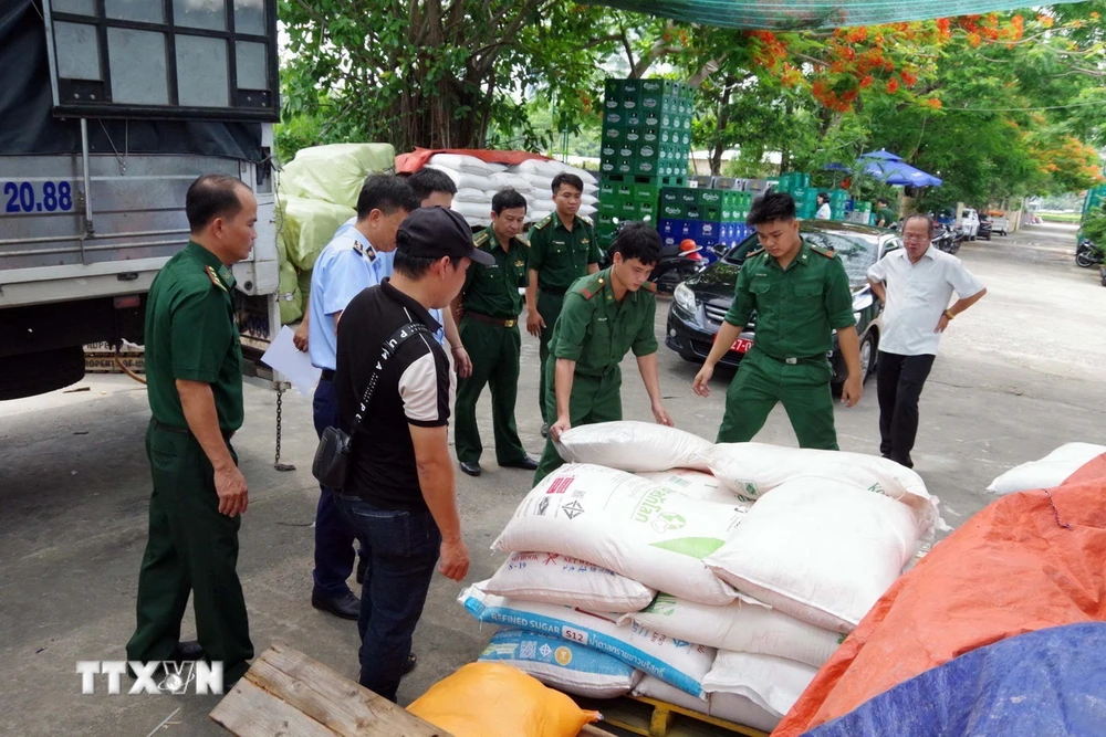Bộ đội Biên phòng phát hiện một lượng lớn đường và bột ngọt trong kho hàng Thành Tài không có hóa đơn, chứng từ. (Ảnh: TTXVN phát)