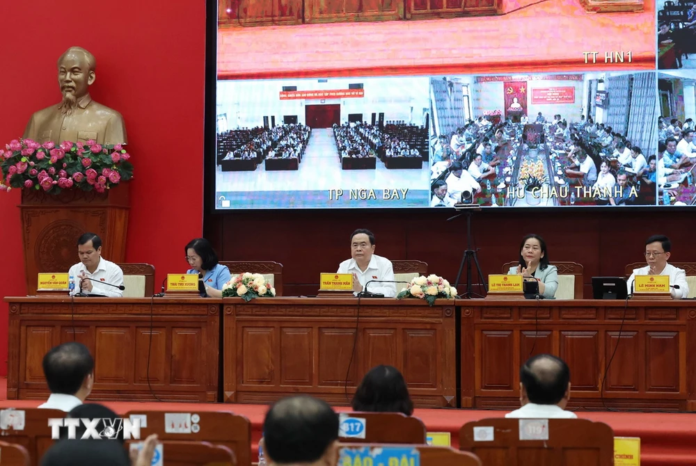 Chủ tịch Quốc hội Trần Thanh Mẫn và Đoàn Đại biểu Quốc hội tỉnh Hậu Giang tiếp xúc cử tri theo hình thức trực tiếp và trực tuyến. (Ảnh: Thống Nhất/TTXVN)