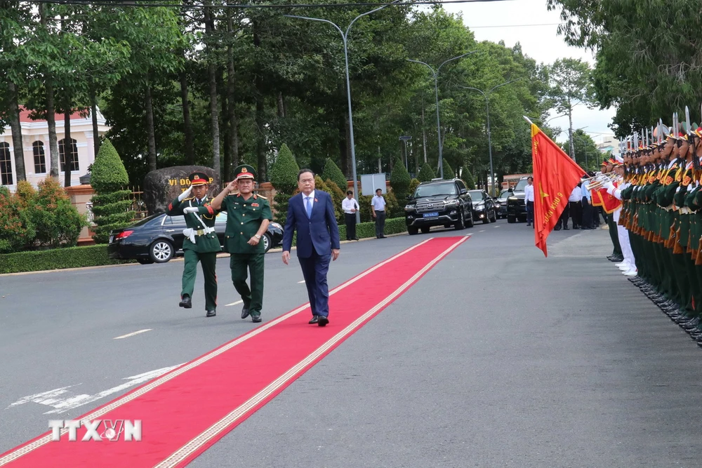Chủ tịch Quốc hội Trần Thanh Mẫn đến thăm và làm việc tại Bộ Tư lệnh Quân khu 9. (Ảnh: Ngọc Thiện/TTXVN)
