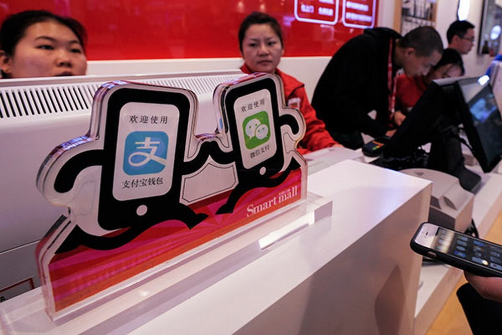 Một điểm bán hàng tại Trung Quốc khuyến khích khách hàng sử dụng Alipay hoặc Tenpay. (Nguồn: ChinaDaily)