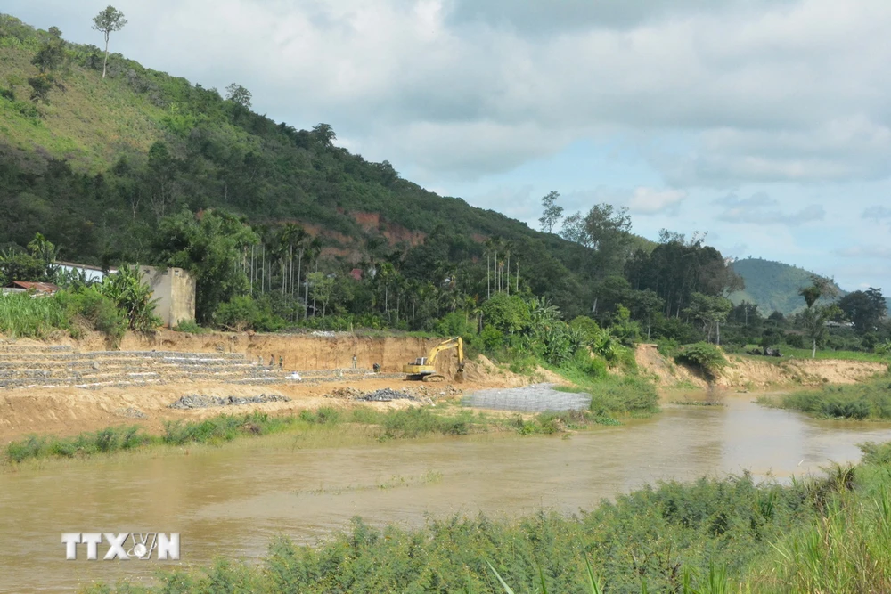 Người dân xã Hòa Phong, huyện Krông Bông lo ngại việc khai thác cát của Công ty TNHH xây dựng Ngọc Hùng sẽ gây sạt lở, ảnh hưởng đến nhà ở và đất canh tác ven sông Krông Bông. (Ảnh: Tuấn Anh/TTXVN)