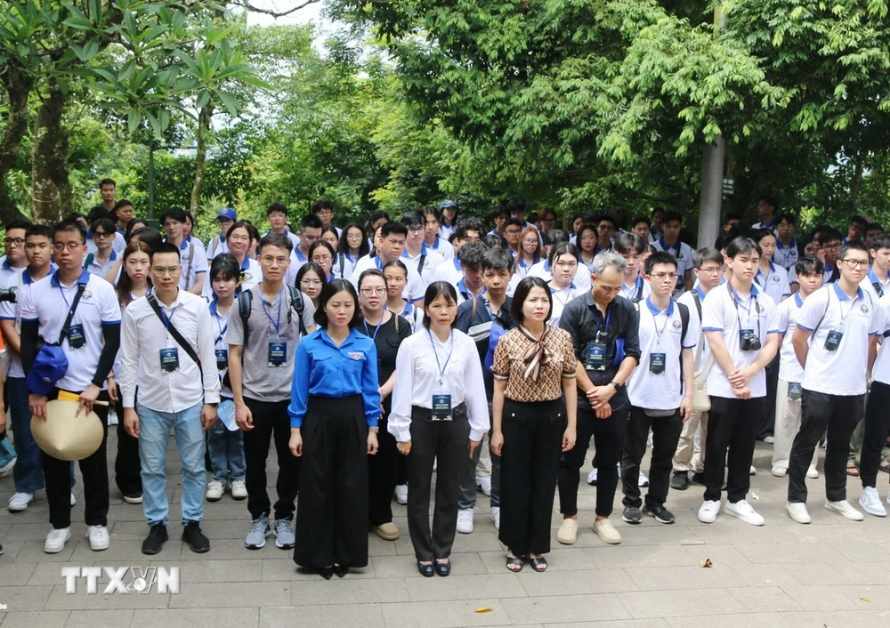 Đoàn thanh niên kiều bào dâng hương tưởng niệm các Vua Hùng tại Khu Di tích lịch sử Quốc gia đặc biệt Đền Hùng, thành phố Việt Trì, tỉnh Phú Thọ. (Ảnh: TTXVN phát)