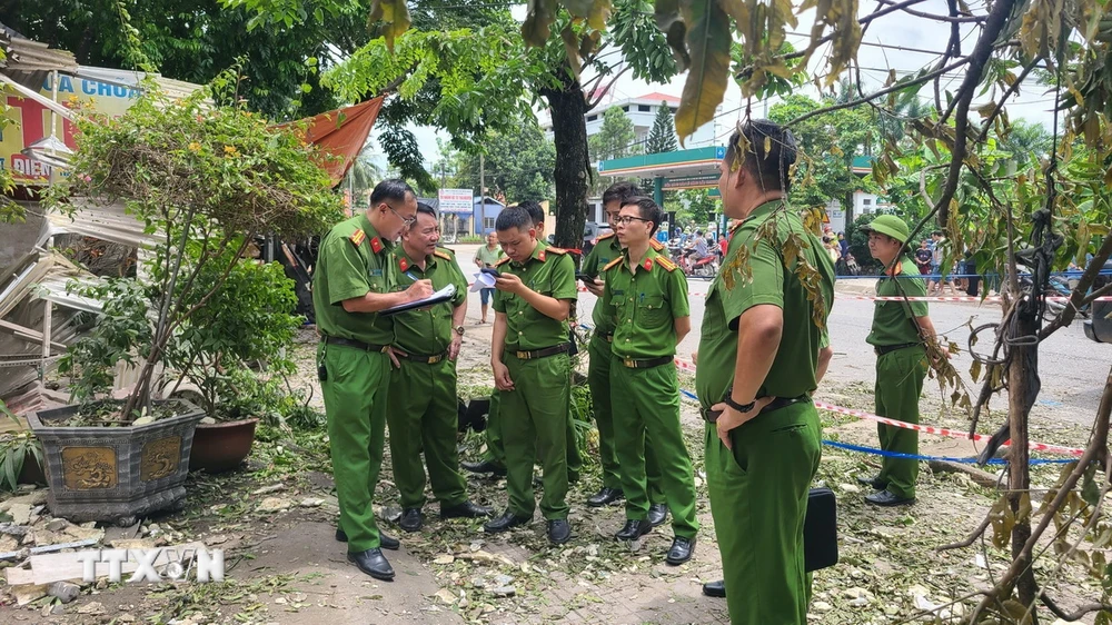 Lực lượng chức năng đến hiện trường vụ nổ nồi hơi ở Thái Nguyên. (Ảnh: TTXVN phát)