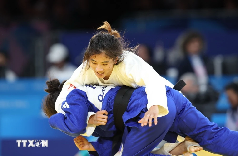 Võ sỹ judo Hoàng Thị Tình cố gắng ngăn cản đòn đánh của đối phương. (Ảnh: Hoàng Linh/TTXVN)