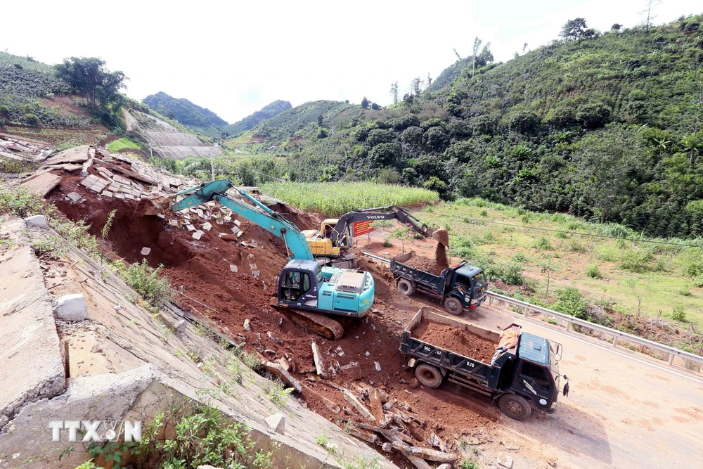 Sạt lở hàng nghìn m3 đất tại tuyến đường tránh thành phố Sơn La - Ảnh 1.