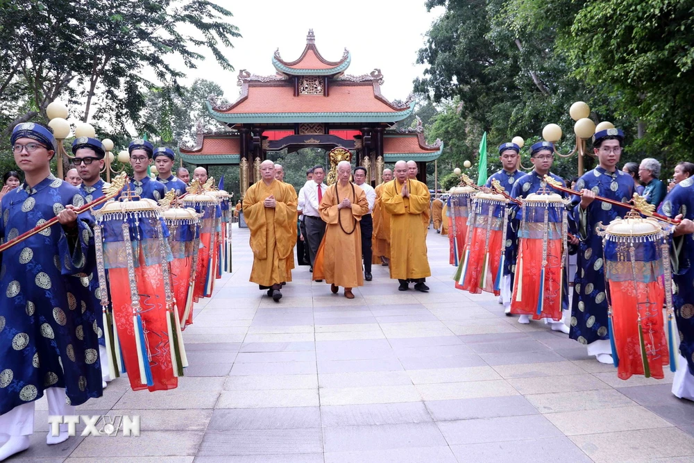 Nghi lễ Phật giáo rước linh vị các Anh hùng liệt sỹ tại Thành phố Hồ Chí Minh. (Ảnh: Xuân Khu/TTXVN)