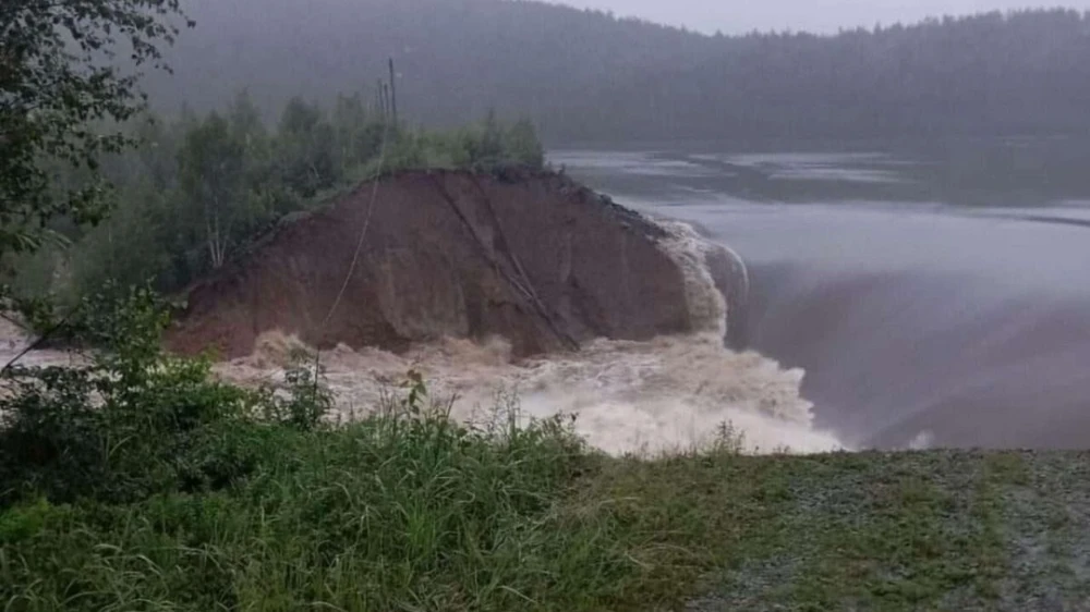 Vỡ đập tại Nga. (Nguồn: The Moscow Times)