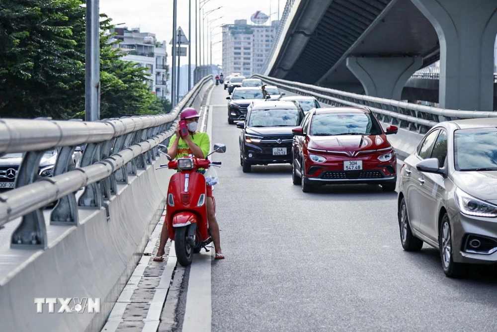 Đường Vành đai 2 trên cao là đường dành riêng cho ô tô, với tốc độ cho phép tối đa 80km/h thì việc xe máy xuất hiện trên đoạn đường này tiềm ẩn rất nhiều nguy cơ xảy ra tai nạn. (Ảnh: Phạm Kiên/TTXVN)