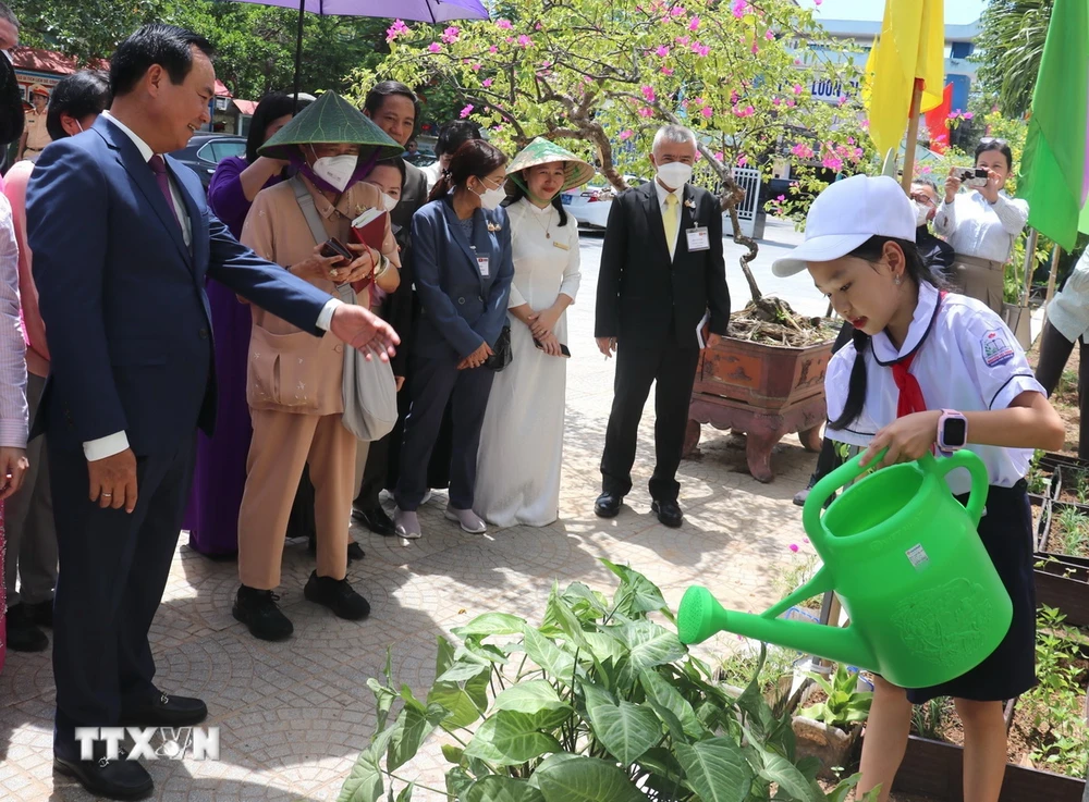 Công chúa Maha Chakri Sirindhorn tham quan vườn rau của học sinh trường Tiểu học Nguyễn Tất Thành. (Ảnh: Thanh Thủy/TTXVN)