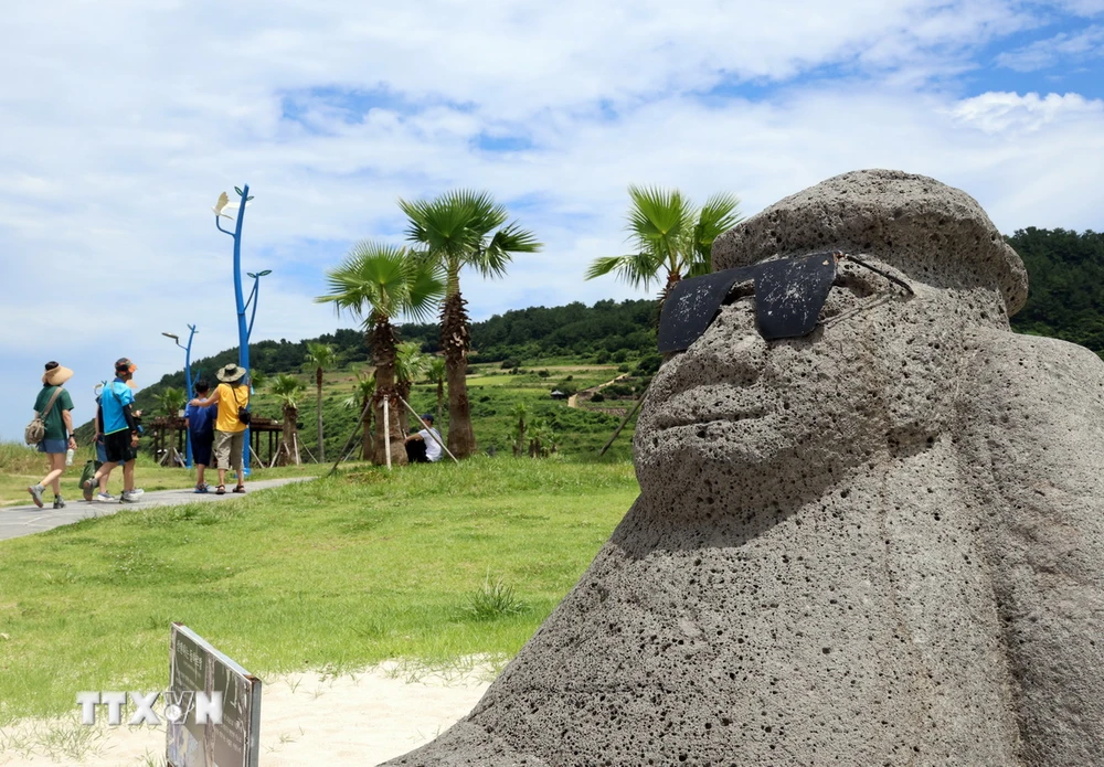 Khách du lịch tại bãi biển Hamdeok trên đảo Jeju, Hàn Quốc. (Ảnh: Yonhap/TTXVN)