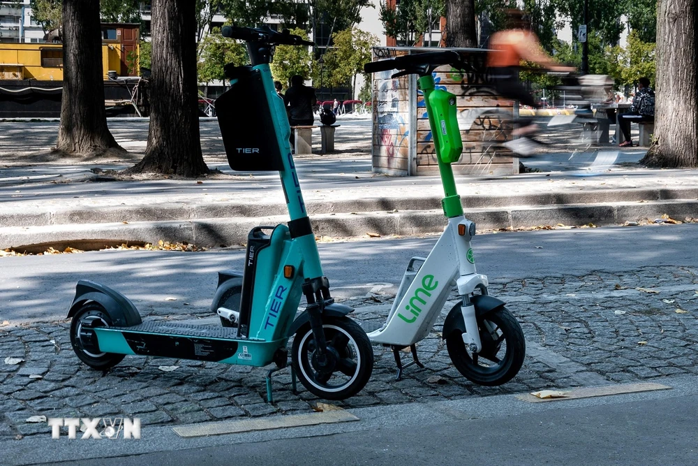 Xe điện e-scooter tại Paris, Pháp. (Ảnh: AFP/TTXVN)