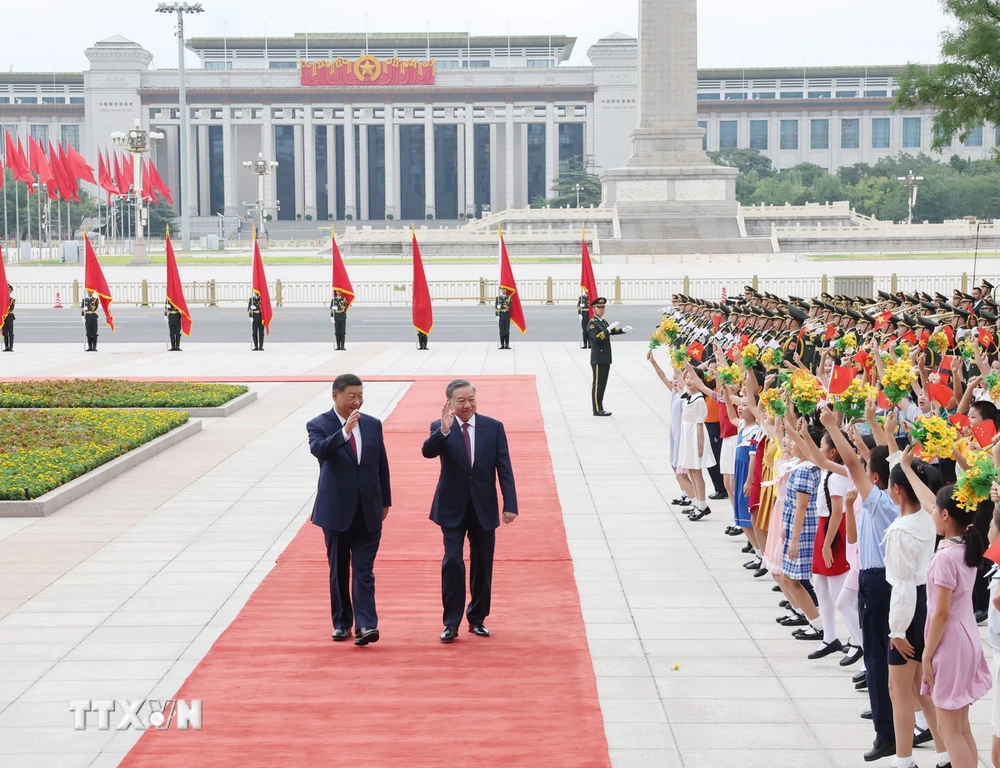 Tổng B&iacute; thư, Chủ tịch nước T&ocirc; L&acirc;m v&agrave; Tổng B&iacute; thư, Chủ tịch nước Trung Quốc Tập Cận B&igrave;nh vẫy tay ch&agrave;o c&aacute;c ch&aacute;u thiếu nhi. (Ảnh: Tr&iacute; Dũng/TTXVN)