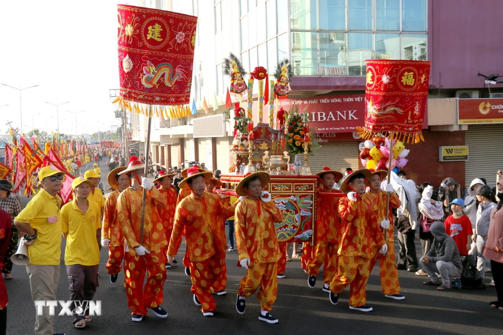 Đoàn Nghinh Ông xuất du chiều dài gần 1km với sự tham gia của gần 1.000 người diễu hành qua các đường phố trung tâm thành phố Phan Thiết (Bình Thuận). (Ảnh: Nguyễn Thanh/TTXVN)