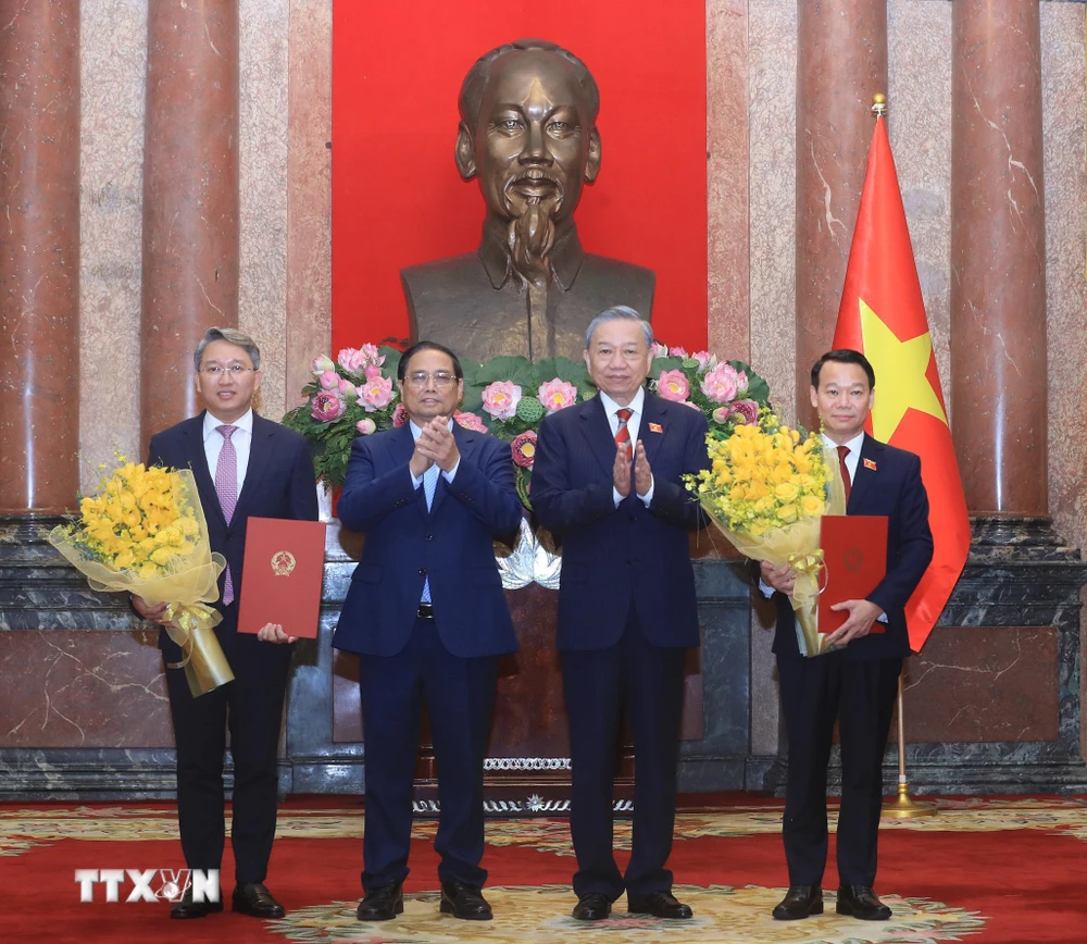 Tổng B&iacute; thư, Chủ tịch nước T&ocirc; L&acirc;m trao Quyết định bổ nhiệm, Thủ tướng Phạm Minh Ch&iacute;nh tặng hoa ch&uacute;c mừng Bộ trưởng Bộ T&agrave;i nguy&ecirc;n v&agrave; M&ocirc;i trường Đỗ Đức Duy, Bộ trưởng Bộ Tư ph&aacute;p Nguyễn Hải Ninh. (Ảnh: L&acirc;m Kh&aacute;nh/TTXVN)