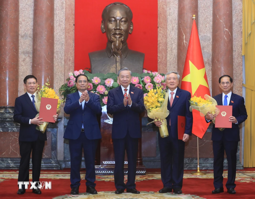 Tổng B&iacute; thư, Chủ tịch nước T&ocirc; L&acirc;m trao Quyết định bổ nhiệm, Thủ tướng Phạm Minh Ch&iacute;nh tặng hoa ch&uacute;c mừng c&aacute;c Ph&oacute; Thủ tướng Nguyễn H&ograve;a B&igrave;nh, B&ugrave;i Thanh Sơn v&agrave; Hồ Đức Phớc. (Ảnh: L&acirc;m Kh&aacute;nh/TTXVN)