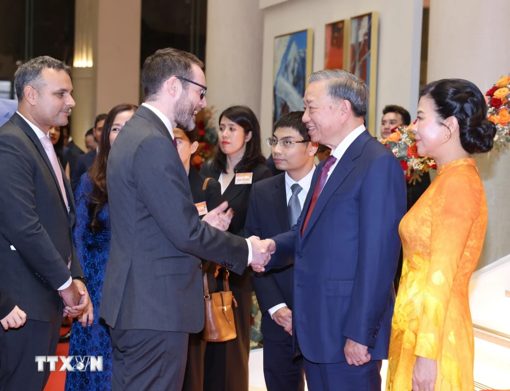 Tổng B&iacute; thư, Chủ tịch nước T&ocirc; L&acirc;m với c&aacute;c đại sứ, đại biện, trưởng đại diện c&aacute;c tổ chức quốc tế. (Ảnh: L&acirc;m Kh&aacute;nh/TTXVN)