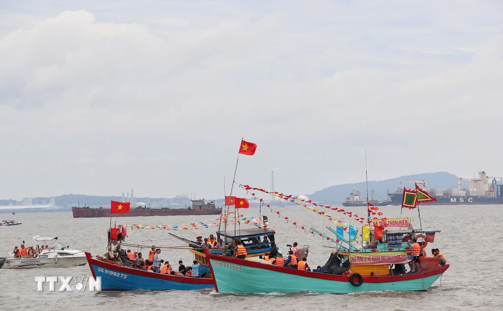 Quang cảnh đoàn ghe và thuyền Nghinh Ông trên biển. (Ảnh: Thu Hương/TTXVN)