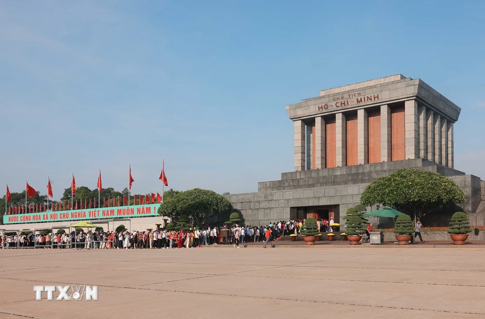 Hàng vạn đồng bào và bạn bè quốc tế vào Lăng viếng Chủ tịch Hồ Chí Minh sáng 2/9. (Ảnh: Hoàng Hiếu/TTXVN)