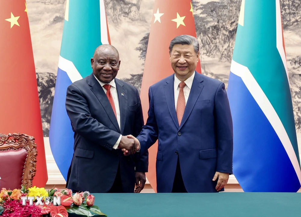 Chủ tịch Trung Quốc Tập Cận Bình (phải) và Tổng thống Nam Phi Cyril Ramaphosa tại cuộc hội đàm ở Bắc Kinh ngày 2/9/2024. (Ảnh: THX/TTXVN)