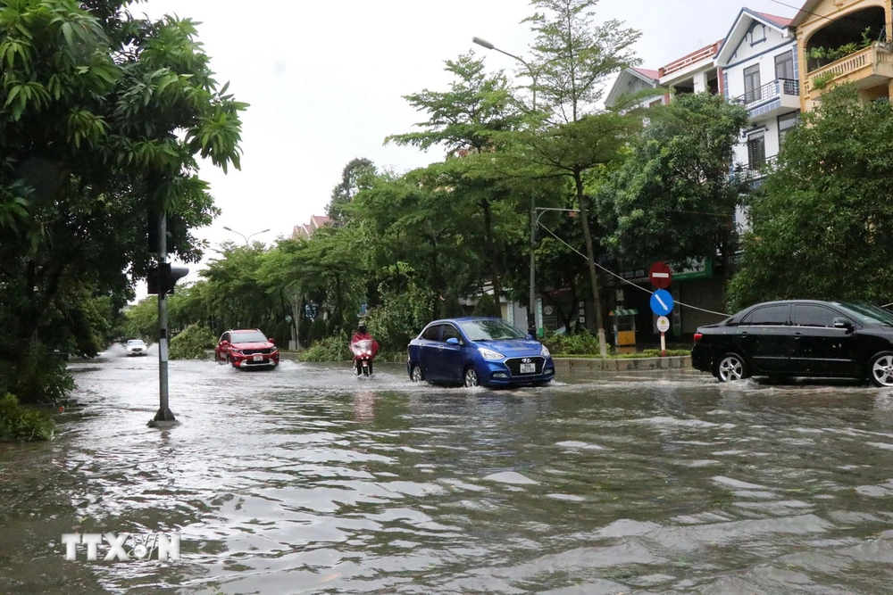 Đường Huyền Quang, thành phố Bắc Ninh bị nước ngập các phương tiện đi lại khó khăn. (Ảnh: Thanh Thương/TTXVN)