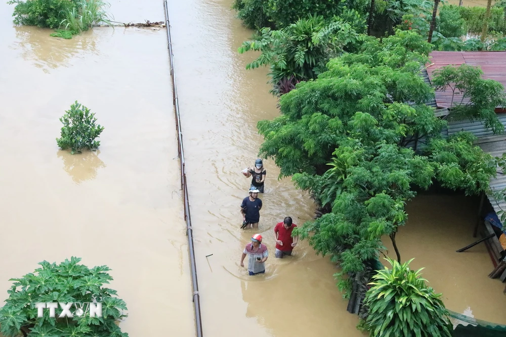 Yên Bái: Nước sông Hồng dâng cao, hàng nghìn hộ gia đình phải di dời