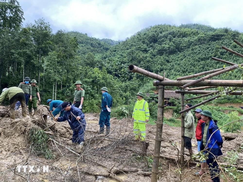 Lực lượng tìm kiếm cứu hộ, cứu nạn tổ chức tìm kiếm các nạn nhân bị lũ quét vùi lấp tại huyện Bảo Yên, Lào Cai. (Ảnh: TTXVN phát)