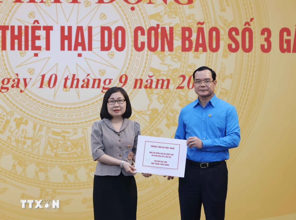 Thông tấn xã Việt Nam ủng hộ đồng bào bị thiệt hại do cơn bão số 3. (Ảnh: Phương Hoa/TTXVN)