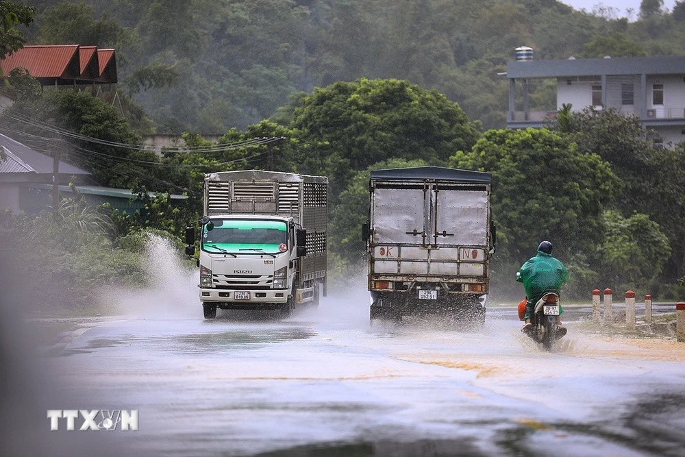 Mưa lớn trong ngày 10/9 gây ngập úng trên Quốc lộ 6, đoạn gần Dốc Kẽm xã Dân Hòa, phường Kỳ Sơn, thành phố Hòa Bình. (Ảnh: Trọng Đạt/TTXVN)