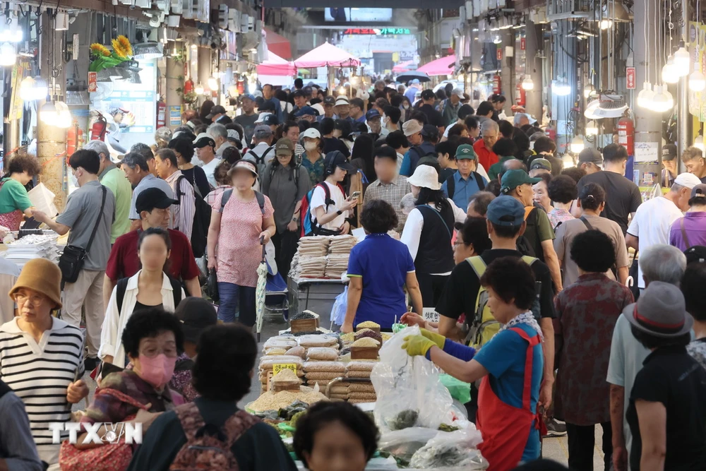 Người dân mua sắm để chuẩn bị cho dịp lễ Chuseok (Rằm Trung Thu) tại khu chợ ở Seoul, Hàn Quốc, ngày 6/9/2024. (Ảnh: Yonhap/TTXVN)