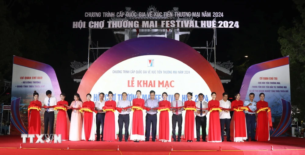 Đại biểu cắt băng khai mạc Hội chợ Festival Huế. (Ảnh: Tường Vi/TTXVN)