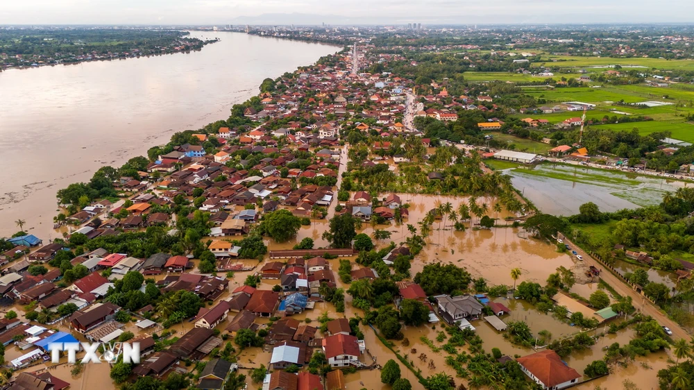 Cảnh ngập lụt sau những trận mưa lớn tại Vientiane, Lào, ngày 14/9/2024. (Ảnh: THX/TTXVN)