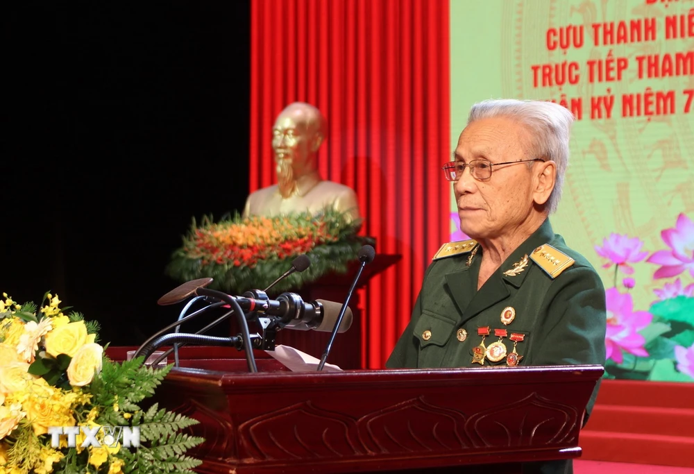 Cựu chiến binh Lê Văn Tính (đại đội 238, Trung đoàn Thủ đô) phát biểu tại buổi gặp mặt. (Ảnh: Nguyễn Thắng/TTXVN)