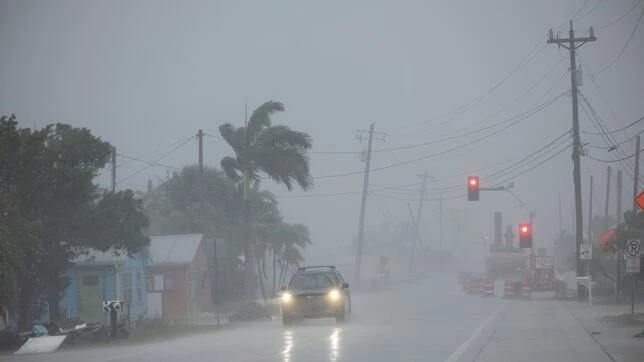 Xe ôtô di chuyển trong bão. (Nguồn: Reuters)