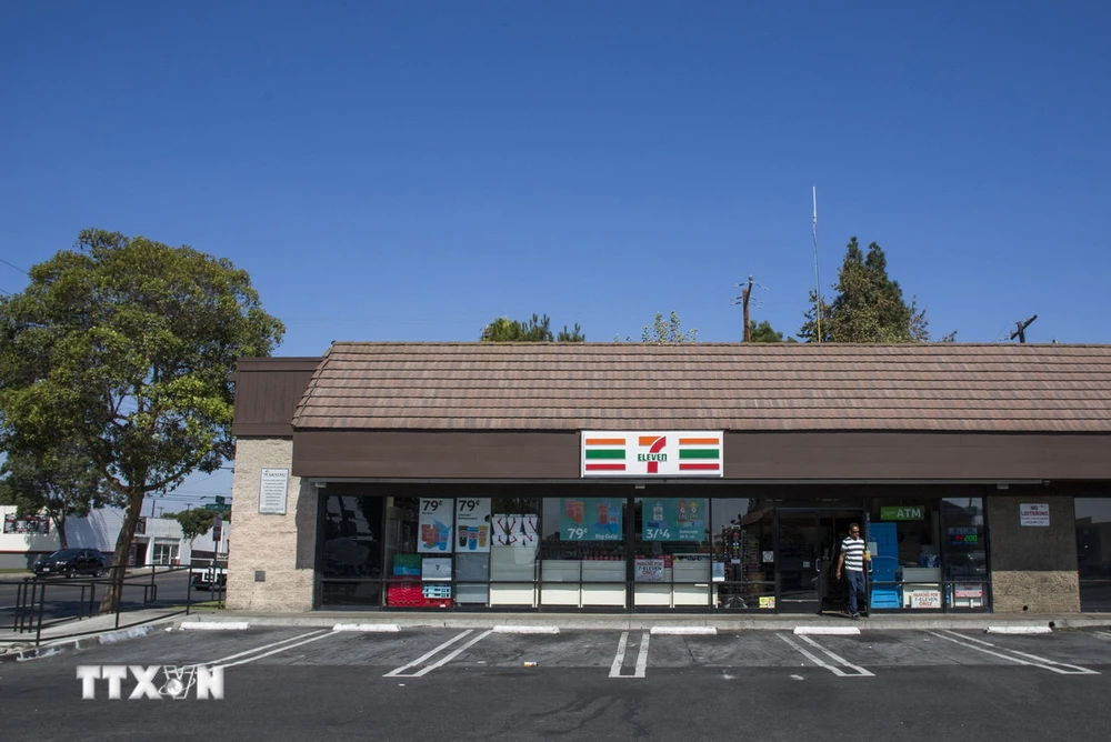 Một cửa hàng tiện lợi của 7-eleven ở Santa Ana, bang California (Mỹ). (Ảnh: AFP/TTXVN)