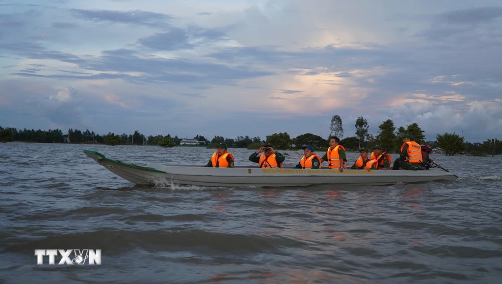 Tổ công tác của Đồn Biên phòng Cầu Muống và các lực lượng liên quan tuần tra phòng, chống buôn lậu trên cánh đồng ngập nước (xã Thường Thới Hậu A, huyện Hồng Ngự). (Ảnh: Nhựt An/TTXVN)