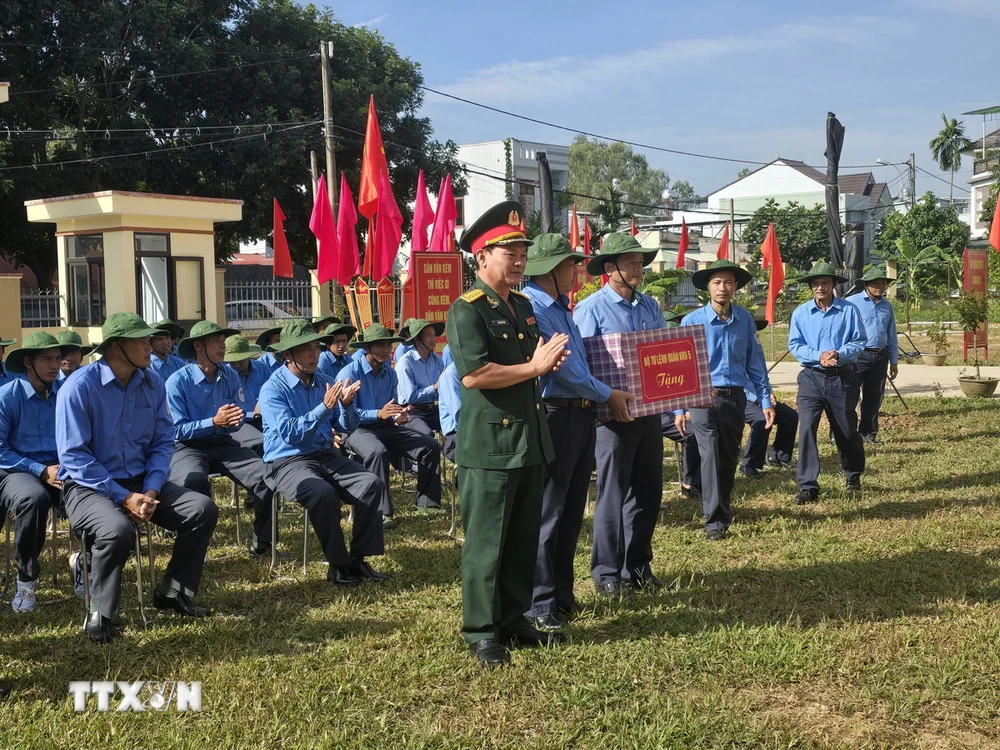 Đại diện Quân khu 5 trao quà động viên cán bộ, chiến sỹ quân tình nguyện Đội K53 (Bộ Chỉ huy Quân sự tỉnh) tại lễ xuất quân triển khai nhiệm vụ tìm kiếm, quy tập, hồi hương hài cốt liệt sĩ tại Lào và Campuchia mùa khô năm 2024-2025. (Ảnh: Khoa Chương/TTXVN)