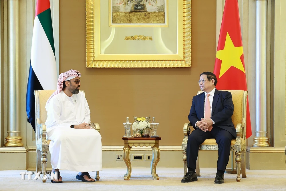 Thủ tướng Phạm Minh Chính tiếp Cố vấn an ninh quốc gia, Phó Toàn quyền Abu Dhabi Sheikh Tahnoon Bin Zayed Al Nahyan. (Ảnh: Dương Giang/TTXVN)