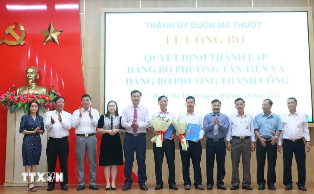 Thành ủy Buôn Ma Thuột công bố Quyết định của Ban Thường vụ Thành ủy về việc thành lập Đảng bộ phường Thành Công và Đảng bộ phường Tân Tiến sau khi sắp xếp lại đơn vị hành chính cấp xã. (Ảnh: TTXVN phát)