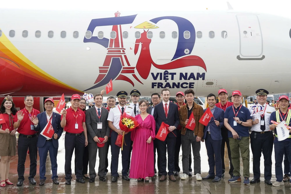 Vietjet đón tàu bay A321 mang hình ảnh biểu tượng kỷ niệm 50 năm quan hệ ngoại giao Việt Nam-Pháp tại sân bay Tân Sơn Nhất. (Ảnh: T.L)