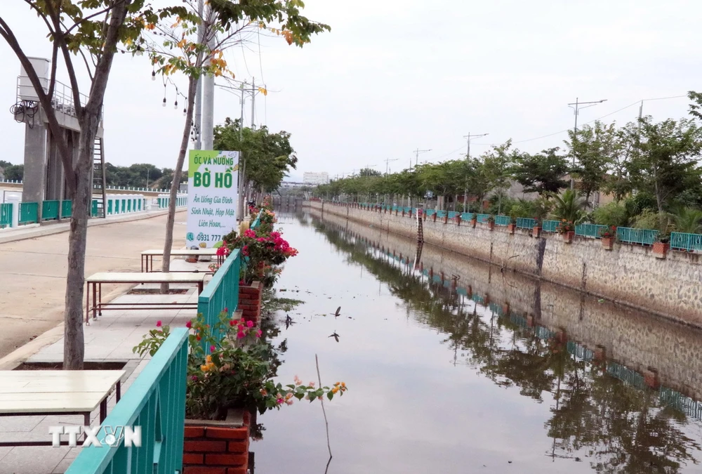 Hệ thống kênh Chà Là của thành phố Phan Rang - Tháp Chàm được dự án đầu tư đã giải quyết dứt điểm tình trạng ô nhiễm môi trường. (Ảnh: Công Thử/TTXVN)