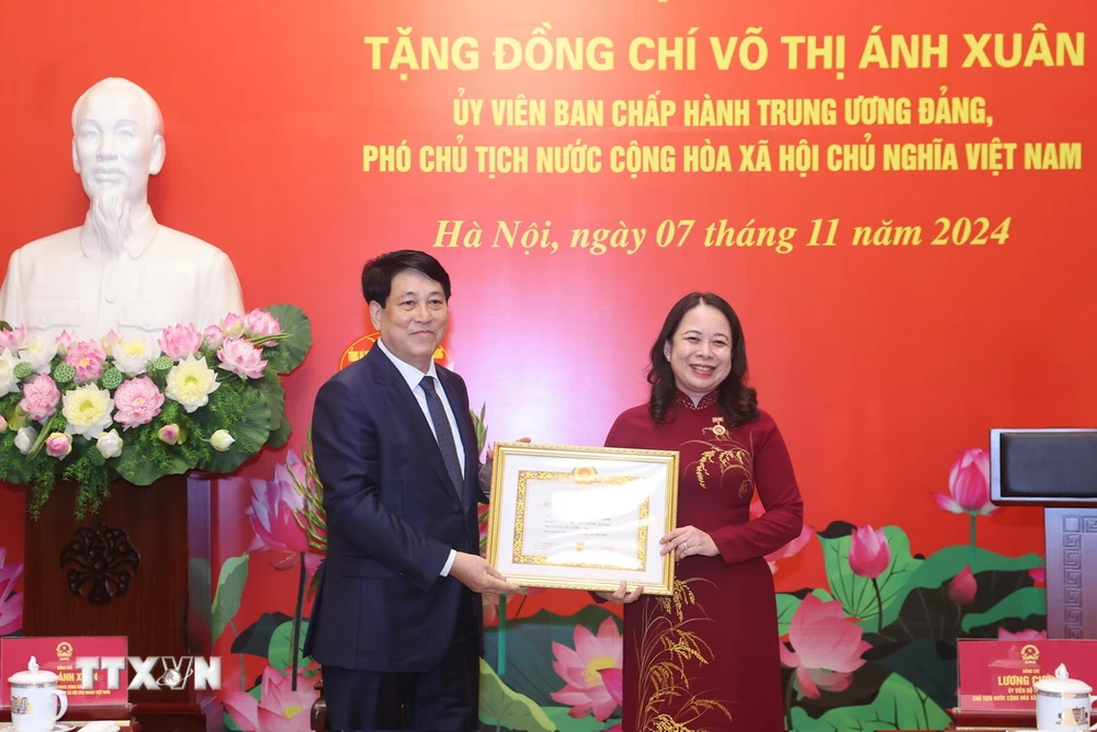 Chủ tịch nước Lương Cường trao Huy hiệu 30 năm tuổi Đảng cho Phó Chủ tịch nước Võ Thị Ánh Xuân. (Ảnh: Lâm Khánh/TTXVN)