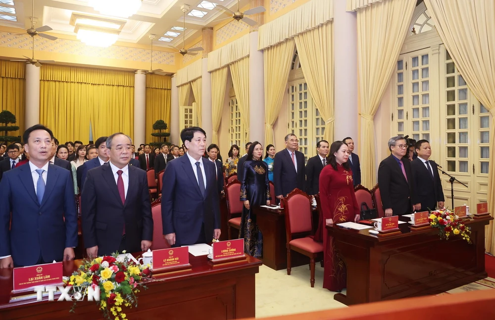 Đồng chí Lương Cường, Ủy viên Bộ Chính trị, Chủ tịch nước, và các đại biểu thực hiện nghi thức chào cờ. (Ảnh: Lâm Khánh/TTXVN)