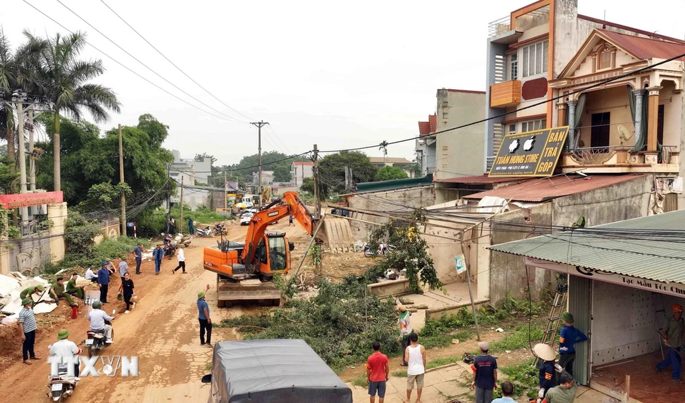 Lực lượng chức năng tháo dỡ công trình vi phạm của gia đình ông Nguyễn Ngọc Sơn ở thôn 6, xã Ba Trại, huyện Ba Vì, thành phố Hà Nội. (Ảnh: Vũ Sinh/TTXVN)