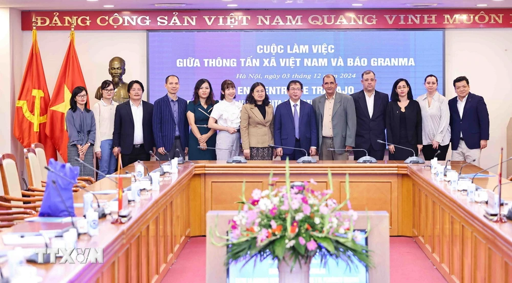 Phó Tổng Giám đốc Thông tấn xã Việt Nam Nguyễn Tuấn Hùng, ông Oscar Alberto Sanchez Serra, Phó Tổng biên tập Báo Granma cùng các đại biểu. (Ảnh: Minh Đức/TTXVN)