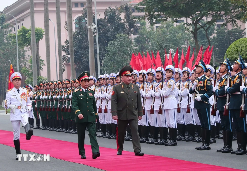 Đại tướng, Bộ trưởng Quốc phòng Phan Văn Giang và Trung tướng, Bộ trưởng Quốc phòng Belarus Viktor Gennadievich Khrenin duyệt Đội danh dự Quân đội Nhân dân Việt Nam tại lễ đón. (Ảnh: Trọng Đức/TTXVN)