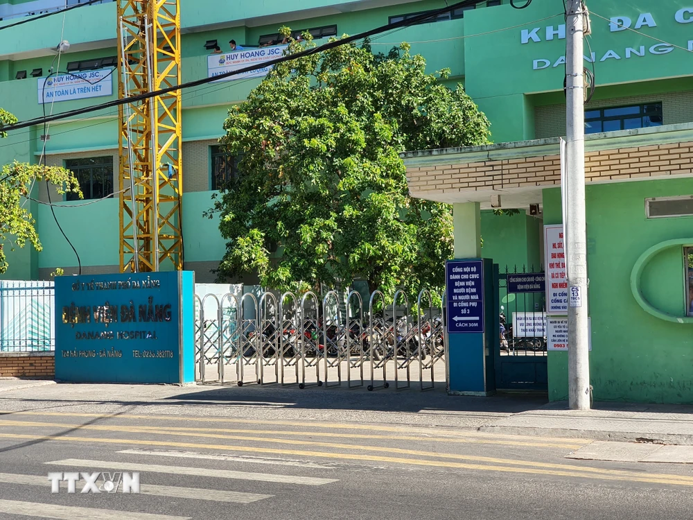 Cổng chính Bệnh viện Đà Nẵng. (Ảnh: Văn Dũng/TTXVN)