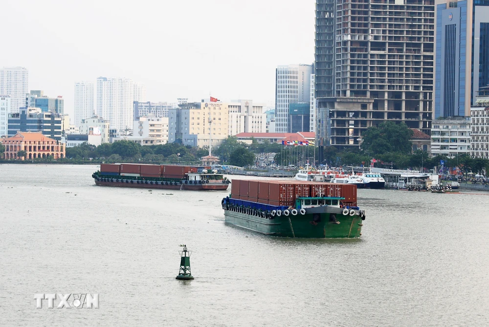 Tàu vận tải hàng hóa trên sông Sài Gòn. (Ảnh: Hồng Đạt/TTXVN) 