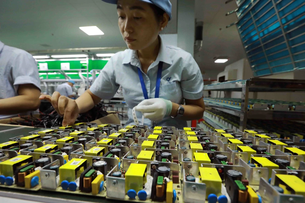Lắp ráp linh kiện điện tử dùng cho ngành máy in tại Công ty TNHH công nghệ điện tử Chee Yuen Việt Nam ở khu công nghiệp An Dương, huyện An Dương, Hải Phòng. (Ảnh: Vũ Sinh/TTXVN) 