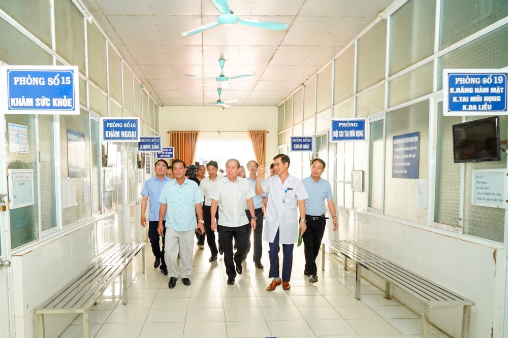 Các lãnh đạo thành phố Hải Phòng kiểm tra tại Bệnh viện Kiến An. (Nguồn: Cổng tin tức thành phố Hải Phòng)
