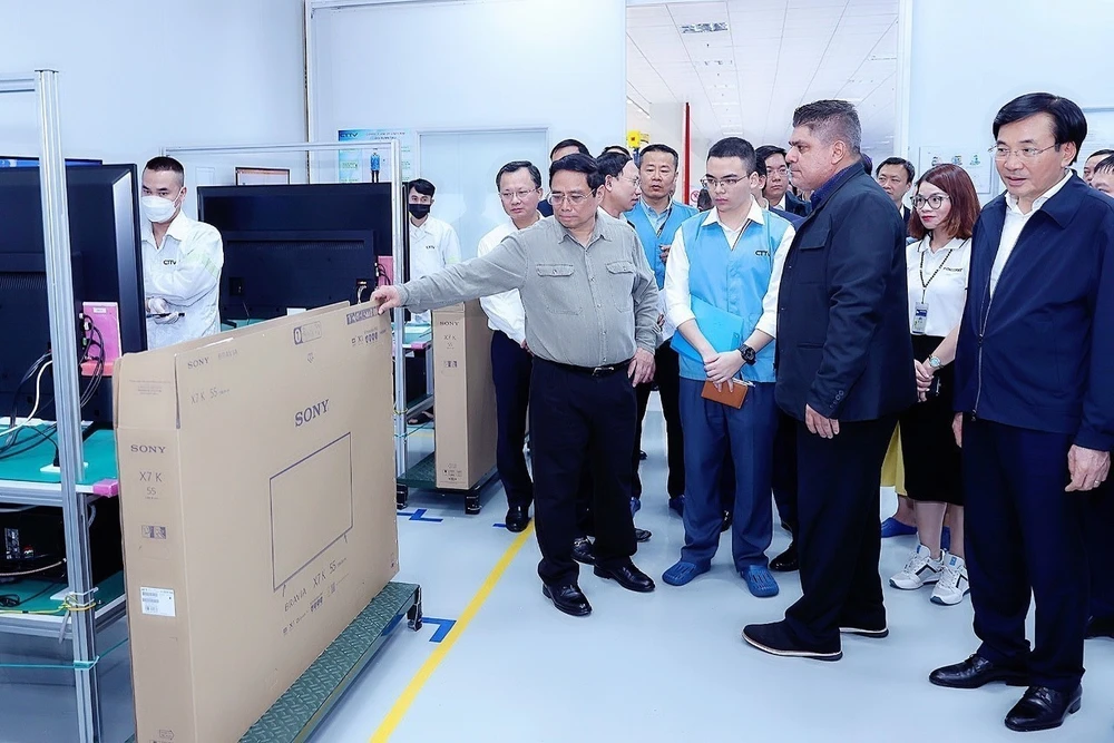 Thủ tướng Phạm Minh Chính thăm Công ty TNHH Competition Team Technology (Việt Nam) thuộc Tập đoàn Foxconn tại Khu công nghiệp Đông Mai, Quảng Ninh. (Ảnh: Dương Giang/TTXVN)